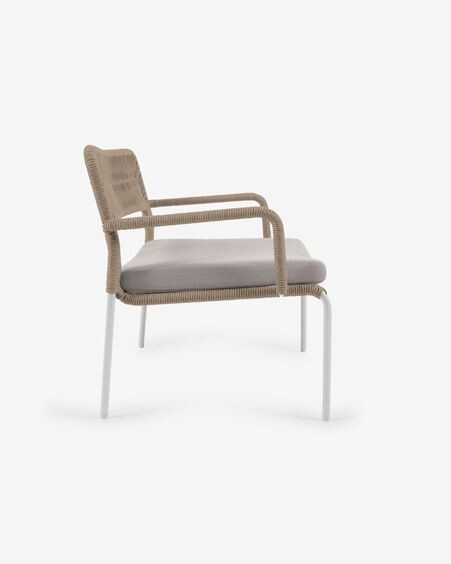 Sillón Cailin de cuerda beige y patas de acero galvanizado pintado en blanco