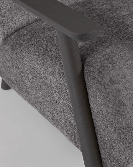 Butaca Meghan de chenilla gris oscuro y madera con acabado wengué