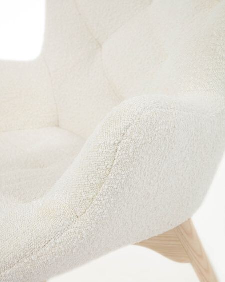 Butaca Kody de borreguito y patas de madera maciza de fresno