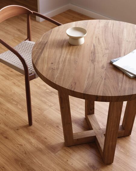 Mesa redonda Nahla de madera maciza de acacia con acabado natural Ø 90 cm