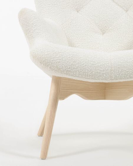 Butaca Kody de borreguito y patas de madera maciza de fresno
