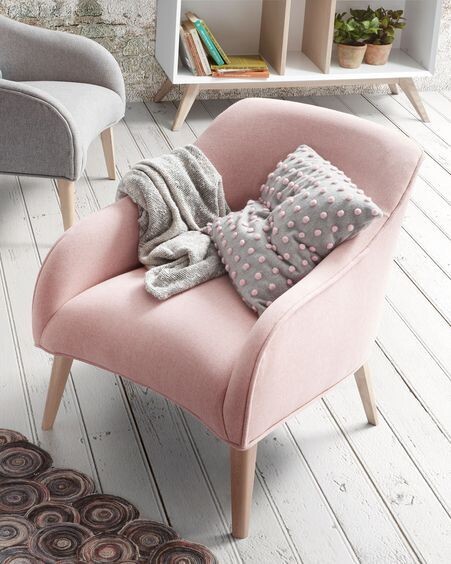 Butaca Bobly rosa y patas de madera acabado natural