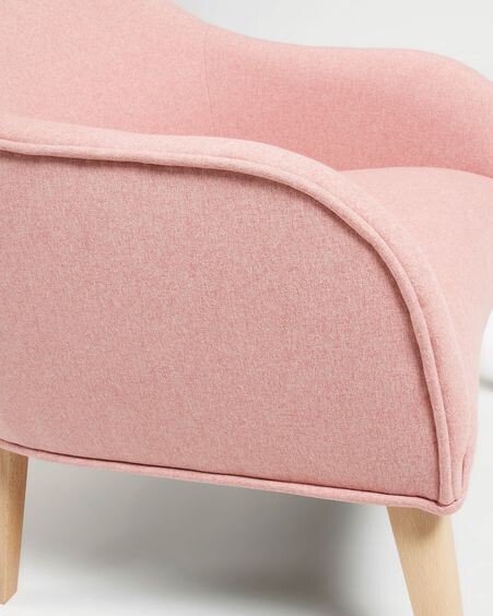 Butaca Bobly rosa y patas de madera acabado natural