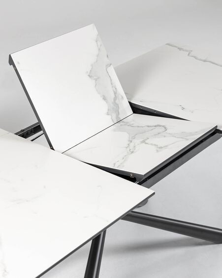 Mesa extensible Theone porcelánico blanco y patas de acero acabado negro 160 (210) x 90 cm