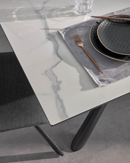 Mesa extensible Theone porcelánico blanco y patas de acero acabado negro 160 (210) x 90 cm