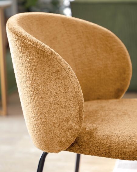 Silla Minna de chenilla mostaza y patas de acero acabado negro