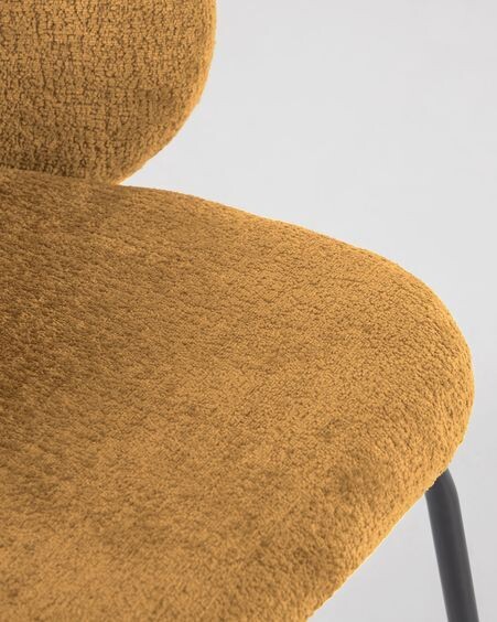 Silla Minna de chenilla mostaza y patas de acero acabado negro