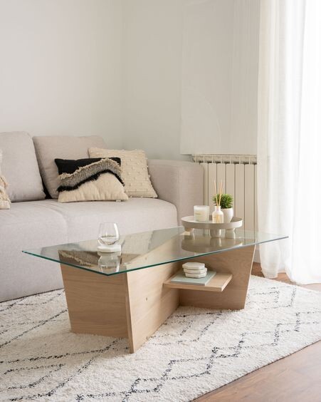 Mesa centro Balwind cristal y base de madera maciza de roble 110 x 60 cm