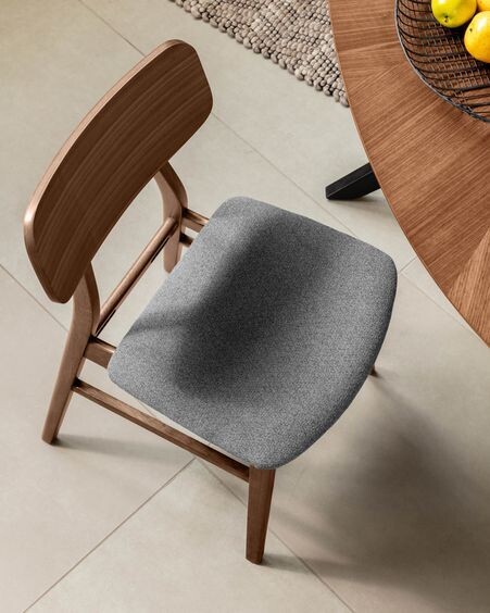Silla Selia de madera maciza de caucho y chapa de nogal tapizado gris oscuro