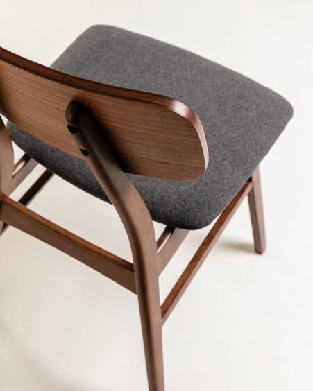 Silla Selia de madera maciza de caucho y chapa de nogal tapizado gris oscuro