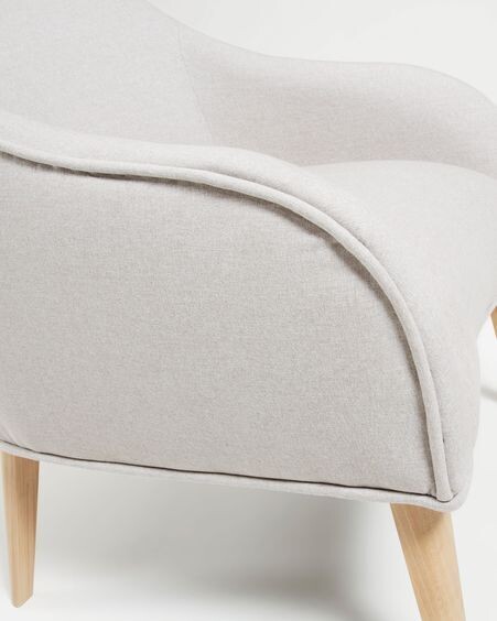 Butaca Bobly beige y patas de madera acabado natural