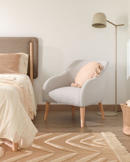 Butaca Bobly beige y patas de madera acabado natural