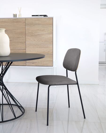 Silla Benilda gris oscuro, chapa de roble y acero con acabado negro
