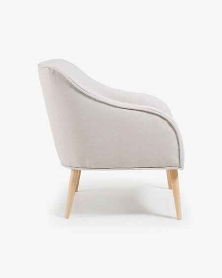 Butaca Bobly beige y patas de madera acabado natural