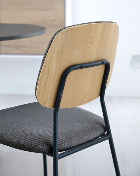 Silla Benilda gris oscuro, chapa de roble y acero con acabado negro