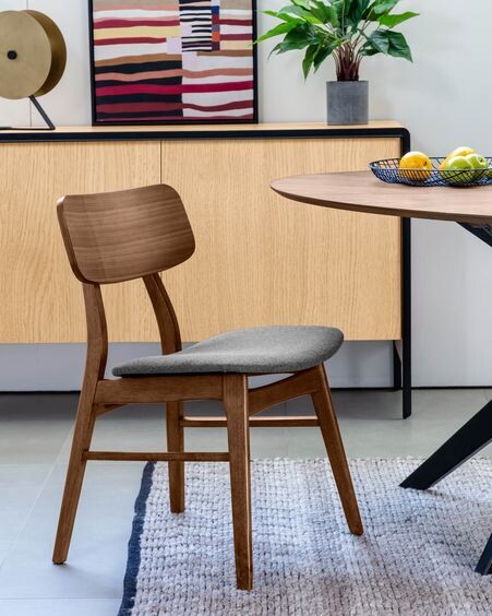 Silla Selia de madera maciza de caucho y chapa de nogal tapizado gris oscuro