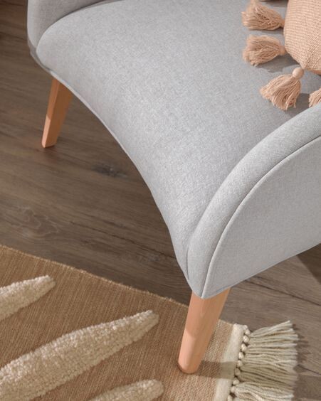 Butaca Bobly beige y patas de madera acabado natural