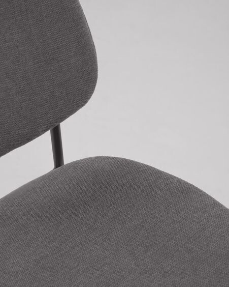 Silla Benilda gris oscuro, chapa de roble y acero con acabado negro