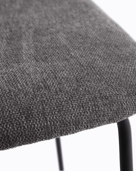 Silla Benilda gris oscuro, chapa de roble y acero con acabado negro