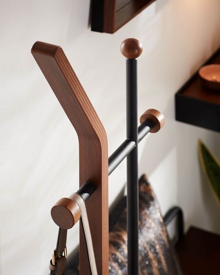 Perchero Magali acero negro y contrachapado de roble 172 cm