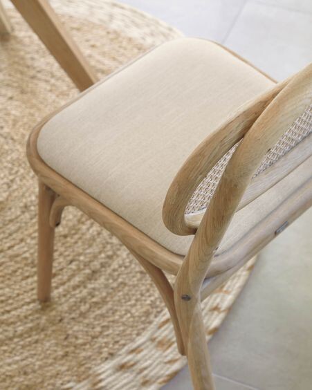 Silla Doriane de madera maciza de roble acabado natural y asiento de tela