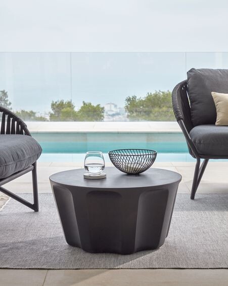 Mesa de centro redonda de exterior Vilandra de cemento con acabado negro Ø 60 cm