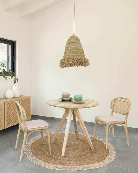 Silla Doriane de madera maciza de roble acabado natural y asiento de tela