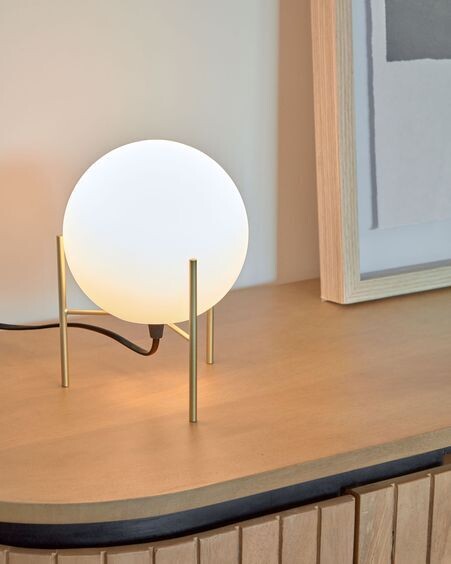 Lámpara de mesa Seina de acero con acabado latón