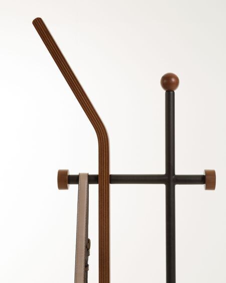 Perchero Magali acero negro y contrachapado de roble 172 cm