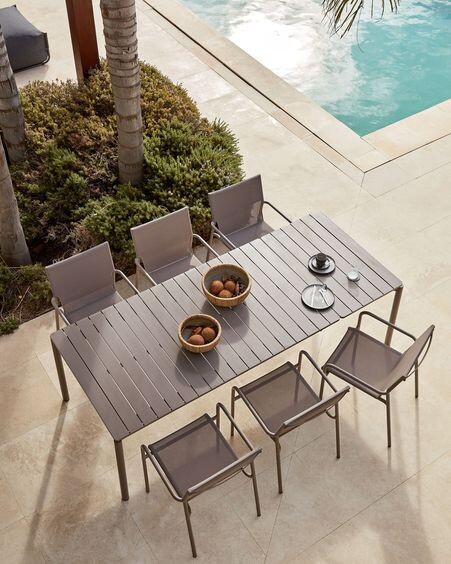 Mesa extensible de exterior Zaltana de aluminio con acabado marrón mate 180 (240) x 100 cm