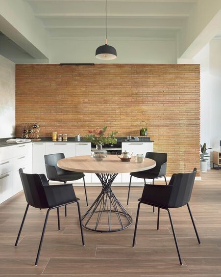 Mesa redonda Niut de melamina acabado natural patas de acero acabado negro Ø 120 cm