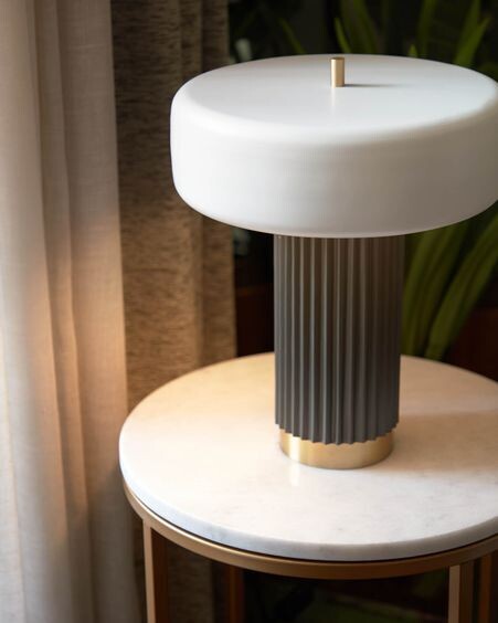 Lámpara de mesa Serenella de metal con acabado pintado blanco y verde