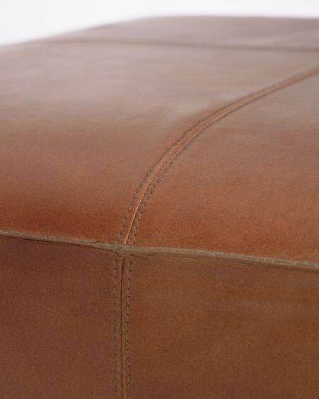 Reposapiés Cesia piel de búfalo marrón 70 x 70 cm con base de madera