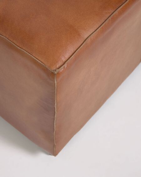 Reposapiés Cesia piel de búfalo marrón 70 x 70 cm con base de madera