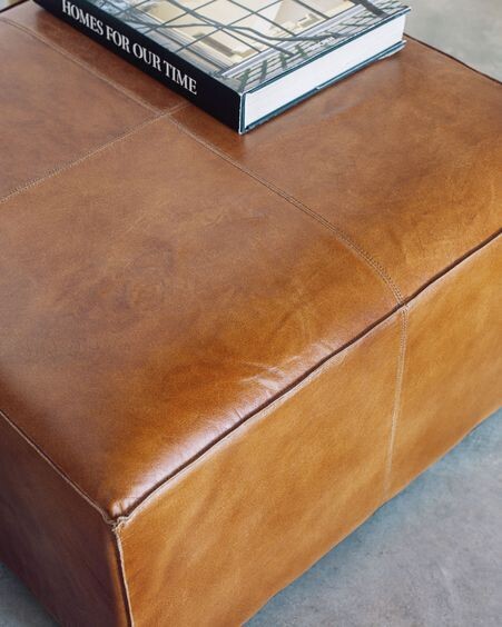 Reposapiés Cesia piel de búfalo marrón 70 x 70 cm con base de madera