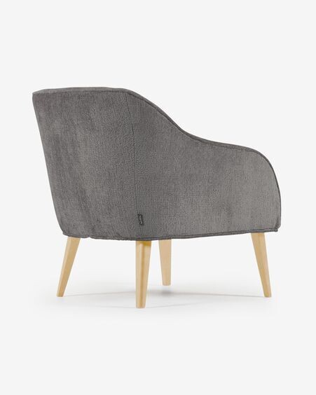 Butaca Bobly de chenilla gris oscuro y patas de madera acabado natural