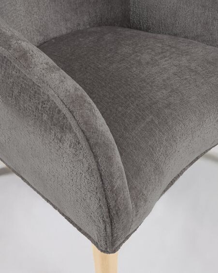 Butaca Bobly de chenilla gris oscuro y patas de madera acabado natural