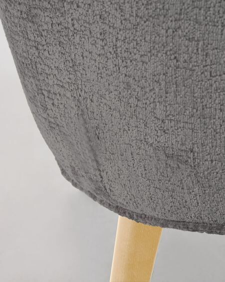 Butaca Bobly de chenilla gris oscuro y patas de madera acabado natural