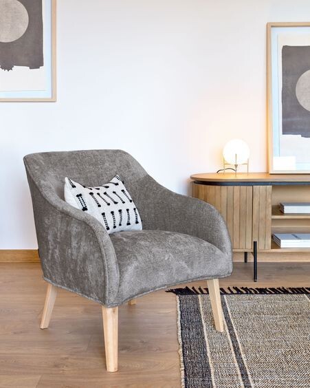 Butaca Bobly de chenilla gris oscuro y patas de madera acabado natural