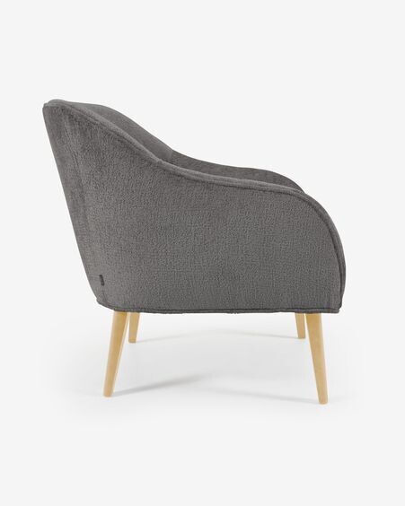 Butaca Bobly de chenilla gris oscuro y patas de madera acabado natural
