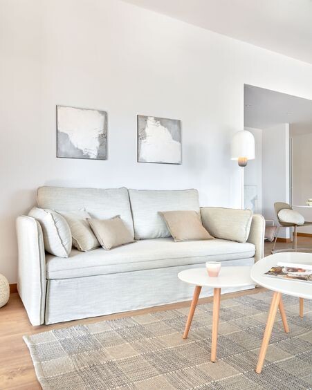 Sofá cama Tanit blanco y patas de madera maciza de haya con acabado natural 210 cm