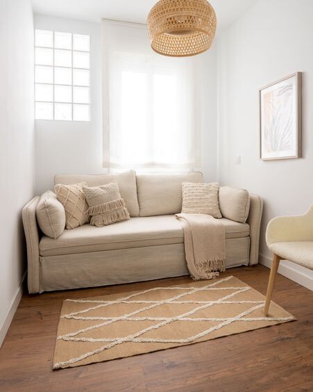 Sofá cama Tanit blanco y patas de madera maciza de haya con acabado natural 210 cm