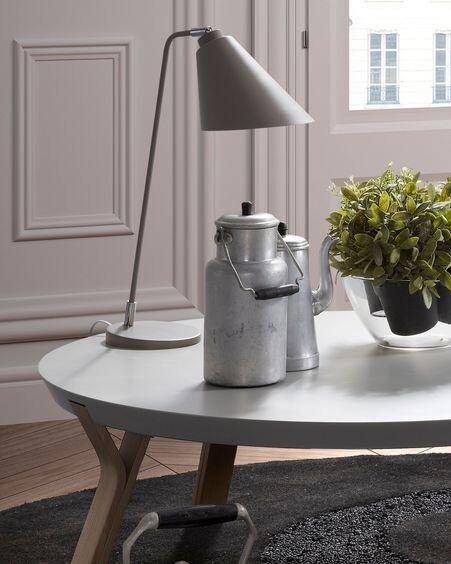Lámpara de mesa Tipir de acero con acabado gris