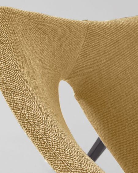 Silla Hest mostaza y patas de acero con acabado negro