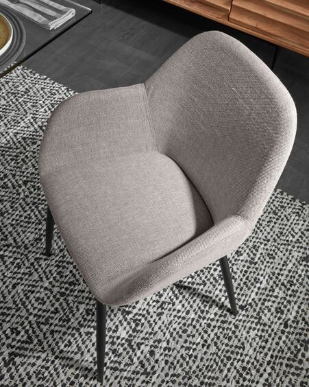 Silla Konna gris claro y patas de acero acabado pintado negro