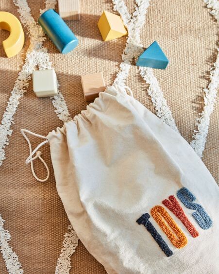 Bolsa para juguetes Sira 100% algodón letras mostaza y terracota
