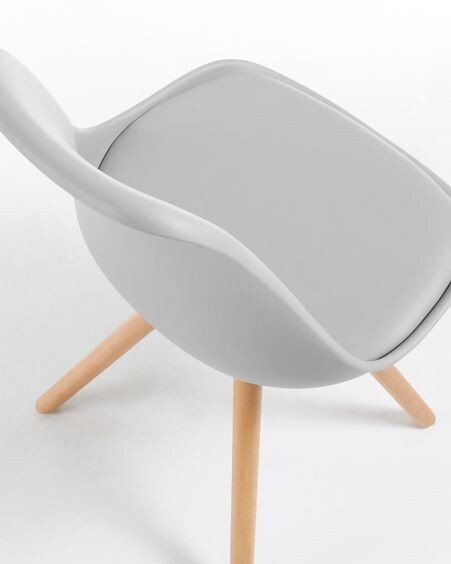 Silla Ralf gris y patas de madera maciza de haya