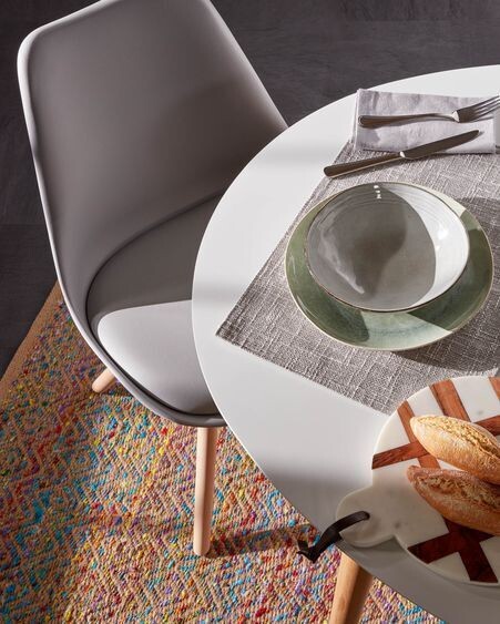 Silla Ralf gris y patas de madera maciza de haya