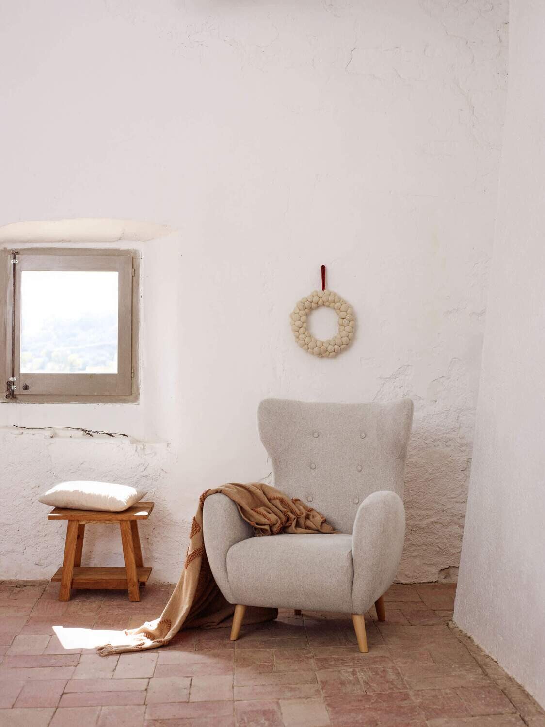 Butaca Patio de chenilla beige y patas de madera maciza de haya