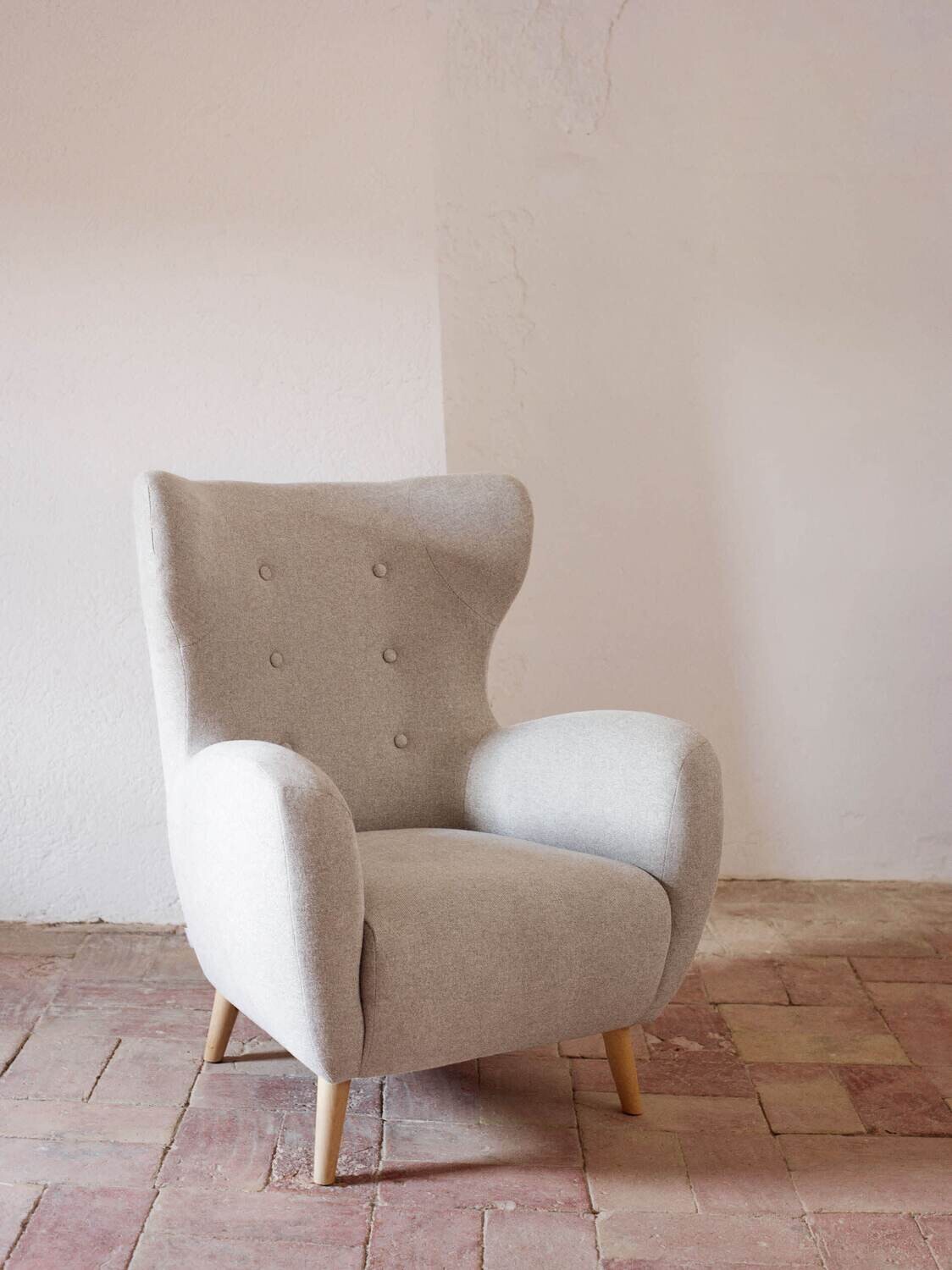 Butaca Patio de chenilla beige y patas de madera maciza de haya